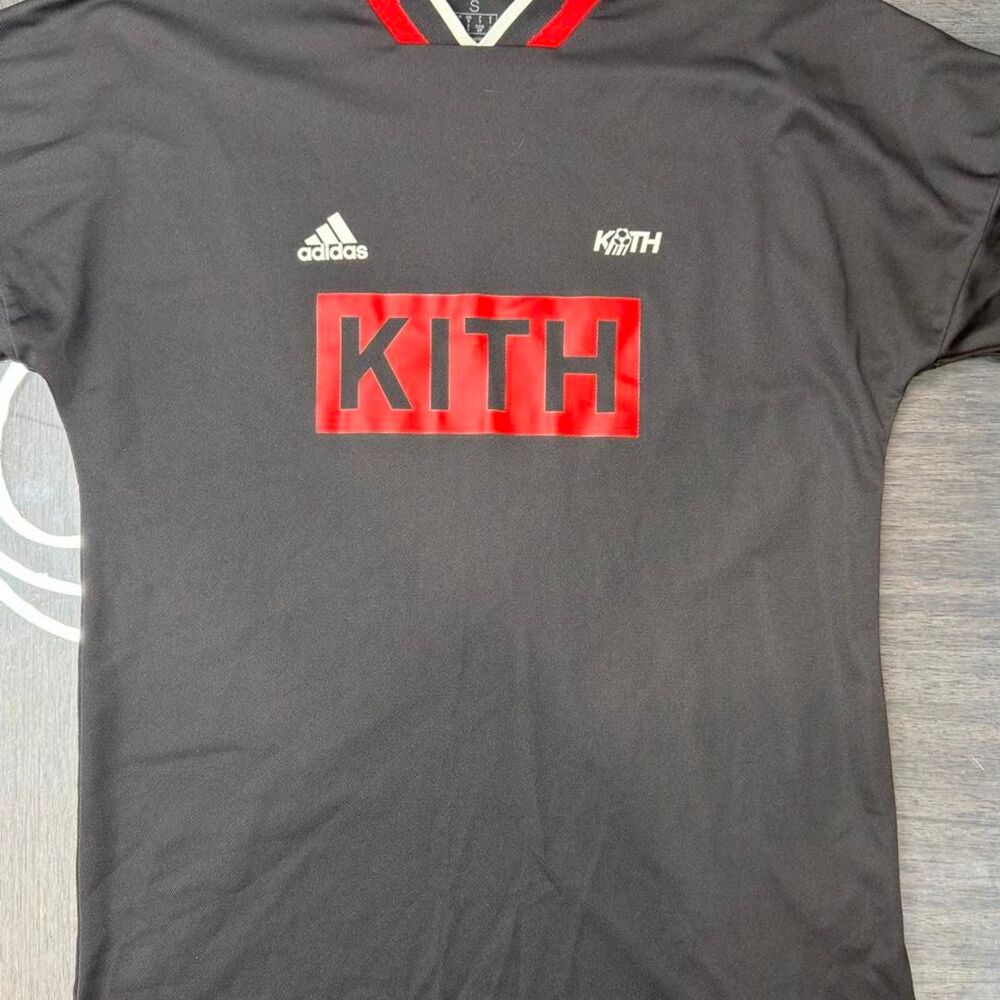 Adidas Men's Black and Grey T-shirt